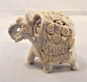 Handgjord uttäljd elefant