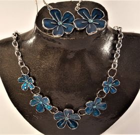 Set med halsband och örhänge i blått
