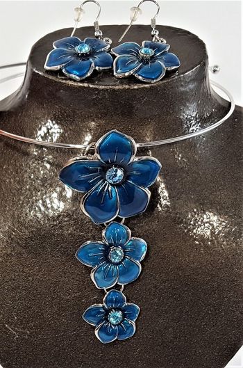 Set stelt halsband med örhänge i blått
