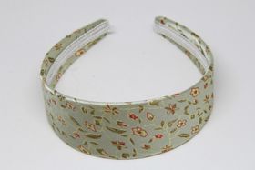 Diadem i grönt med blommor
