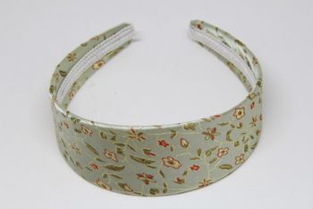 Diadem i grönt med blommor