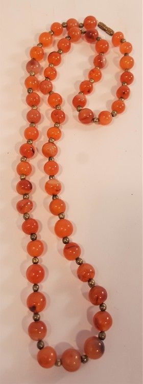 Halsband av runda Karneolstenar