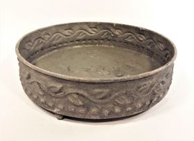 Rund skål/bunke i metall med fötter, chabby chique