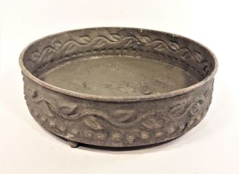 Rund skål/bunke i metall med fötter, chabby chique