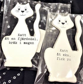 Vit katt i trä med text, 2 varianter