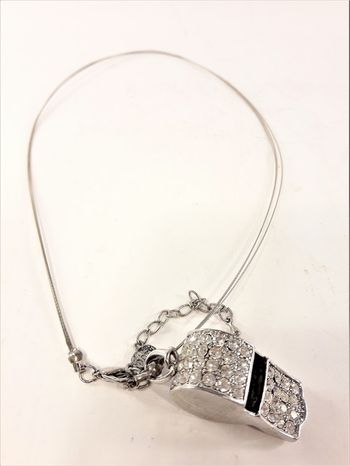 Halsband med "visselpipa" i strass, 2 varianter