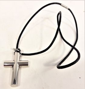 Halsband med läderrem och kors i metall