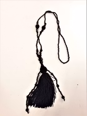 Halsband av olika pärlor, med tofs