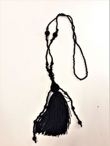 Halsband av olika pärlor, med tofs