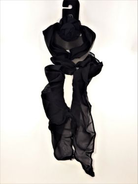 Svart scarf med löstagbar ros