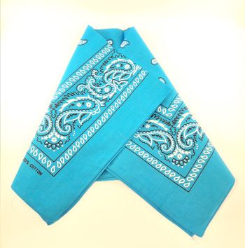 Mindre scarf med mönster, flera färger att välja mellan