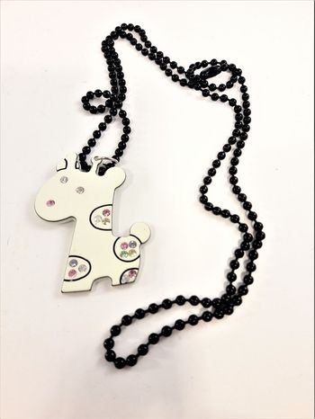 Halsband med vit giraff och strass