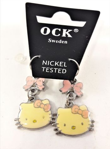 Örhänge med Hello Kitty-huvud och sten