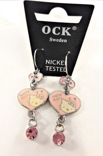 Örhänge med Hello Kitty-huvud i hjärta och sten