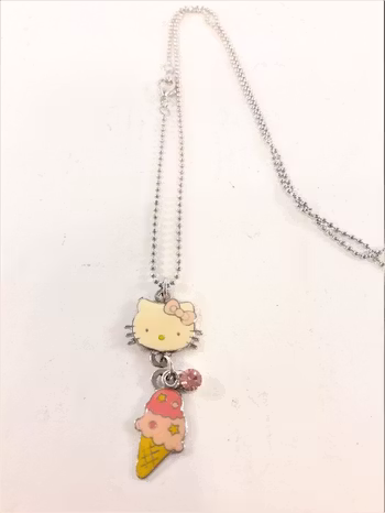 Halskedja med 2 Hello Kitty berlocker och sten