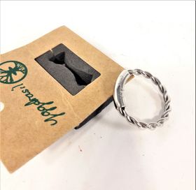 Ring i stål med flätad design
