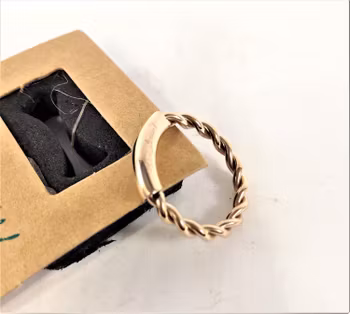 Ring i stål med flätad design, rosé
