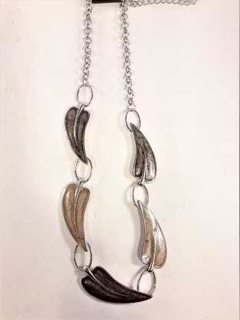 Halsband med löv rosa/lila eller grå/brun