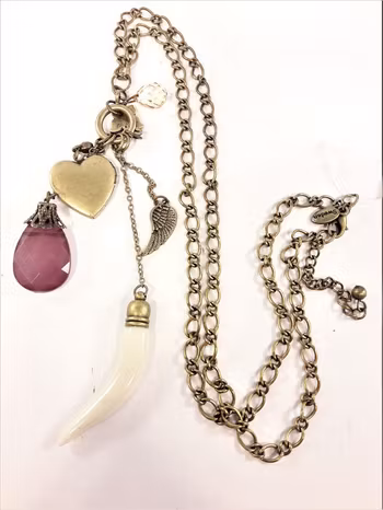 Halsband med detaljer såsom hjärta i bronsfärg