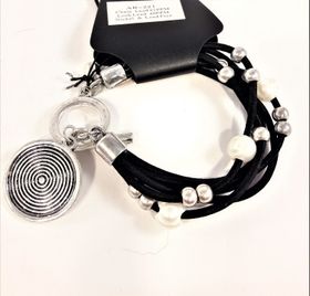 Flerradigt armband med pärlor