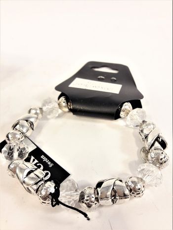 Armband i silverfärg med transparenta stenar