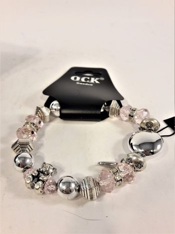 Armband med transparenta stenar och silverfärgade berlocker