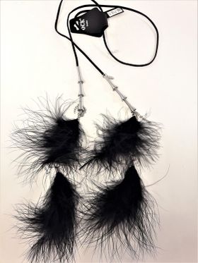Annorlunda öppet halsband i läder med fjädrar och metalldetaljer, 2 varianter