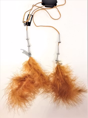 Annorlunda öppet halsband i läder med fjädrar och metalldetaljer, 2 varianter