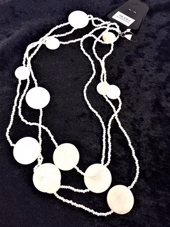 Flerradigt halsband minipärlor och snäckskalsplattor, flera färger