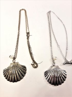 Halsband med snäcka i metall guld eller silverfärg