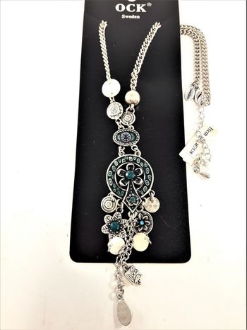 Halsband med fina silverfärgade och gröna detaljer