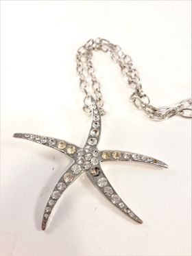 Halskedja med silverfärgad sjöstjärna och strass