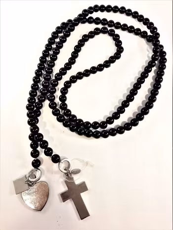 Öppet halsband med svarta pärlor och silverfärgade detaljer