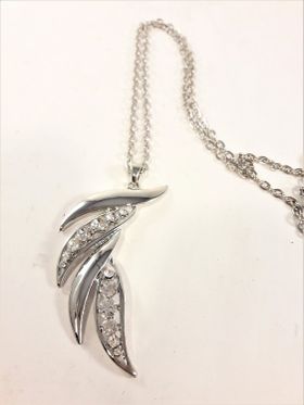 Halsband med vackert hänge med strass silverfärg