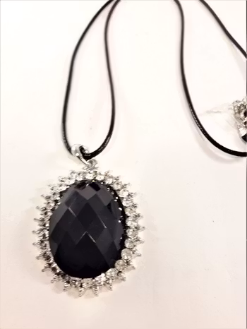 Halsband i läder med fin svart sten och strass