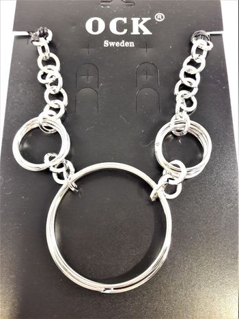 Halsband med silverfärgade ringar i olika storlek