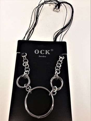 Halsband med silverfärgade ringar i olika storlek