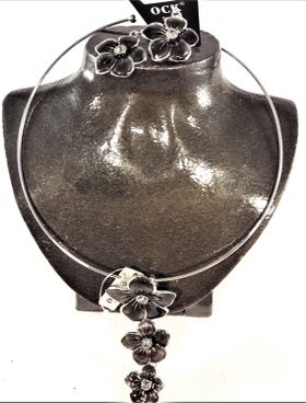 Stelt halsband med hänge av svarta blommor samt matchande örhängen
