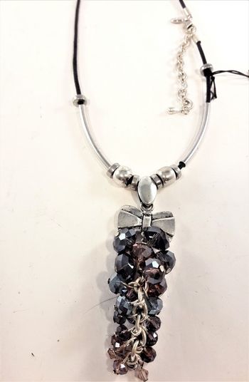 Halsband med läderrem och detaljer i silverfärg och facettklase