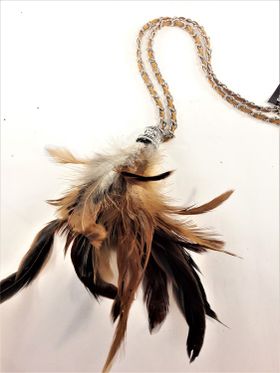 Halsband med mockarem, kedja och hänge med bruna fjädrar