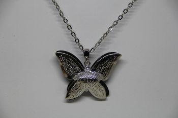 Halsband med svart fjäril och strass