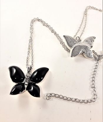 Halsband med svart fjäril och strass