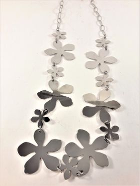 Halskedja med silverfärgade blommor