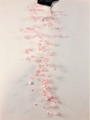 Flerradigt halsband med dekorationer i rosa