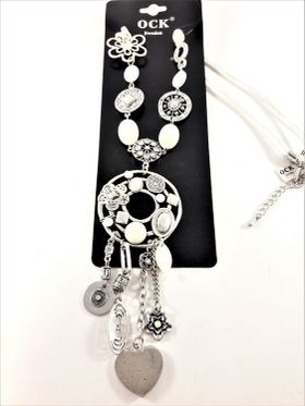 Halsband med rem i vitt läder och många fina detaljer som hjärta, stenar, pärlor och strass