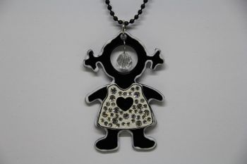 Halsband med små pärlor och hänge med flicka med klänning med strass
