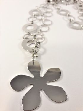 Halskedja med ringar och blomma som hänge, silverfärg