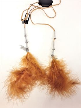 Annorlunda öppet halsband i läder med fjädrar och metalldetaljer, brun