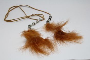 Annorlunda öppet halsband i läder med fjädrar och metalldetaljer, brun