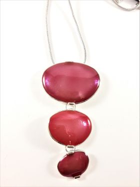 Halsband med röda plattor